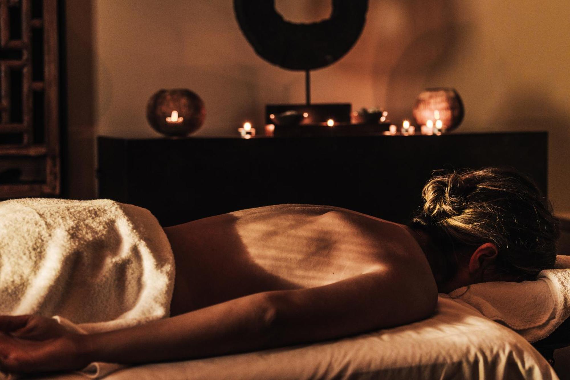 Sensi Azores Nature And Spa Ginetes エクステリア 写真 A woman receiving a massage