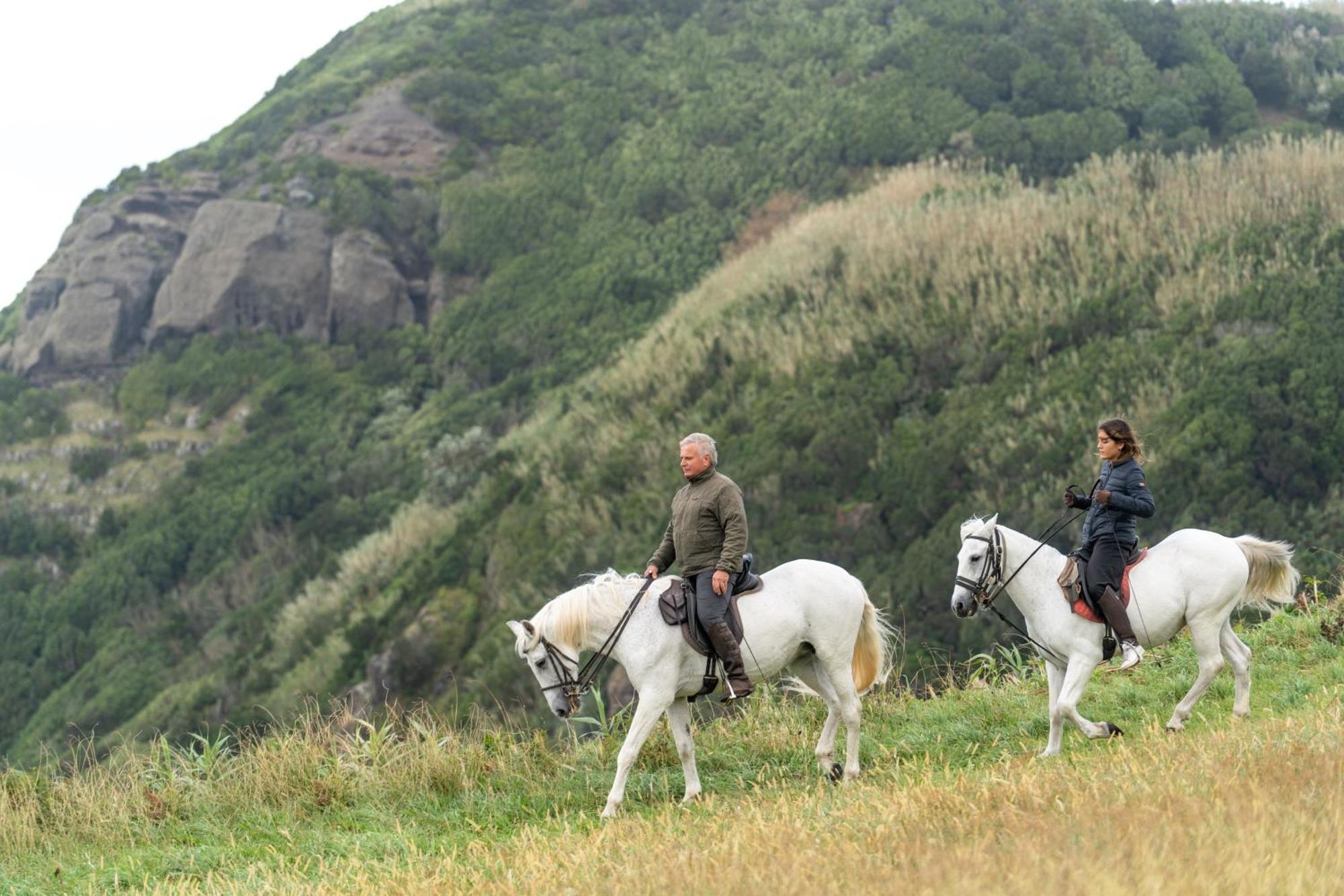 Sensi Azores Nature And Spa Ginetes エクステリア 写真 Horse riding in the park
