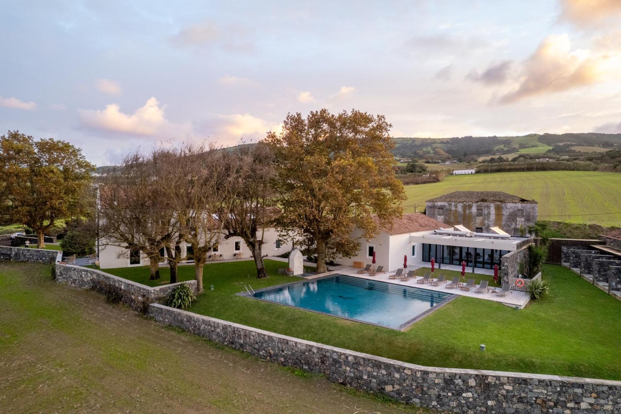 Sensi Azores Nature And Spa Ginetes エクステリア 写真 The swimming pool at the hotel